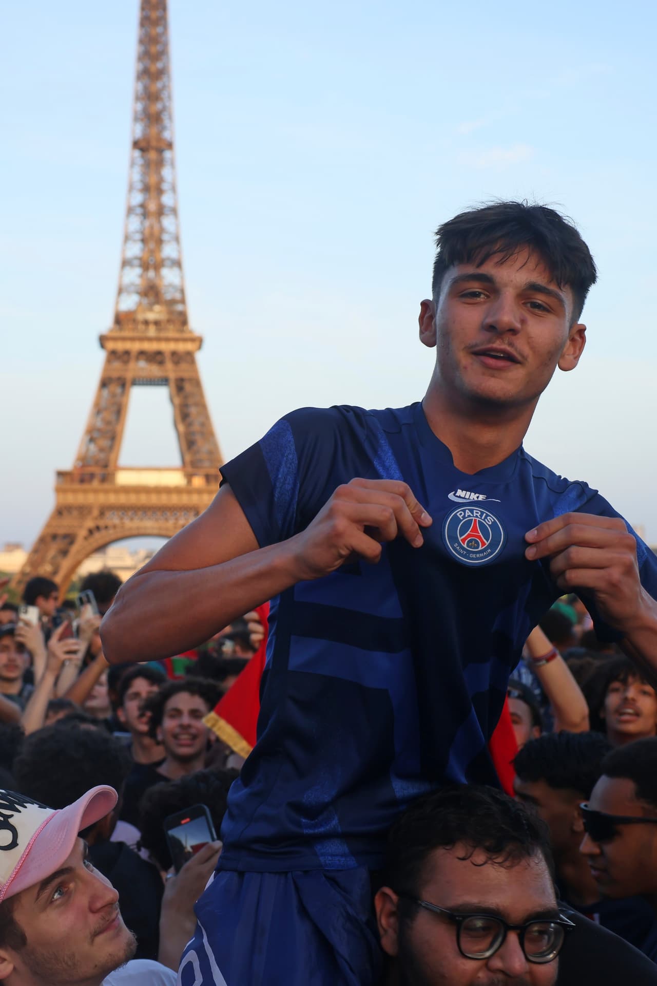 La euforia por el título europeo del PSG se refleja en las calles de París, con la Torre Eiffel de fondo.