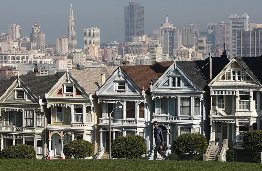 <b>8. San Francisco, Estados Unidos: </b>San Francisco aparece como la menos cara de las tres ciudades estadounidenses que conforman esta lista. La ciudad californiana fue en 2021 la de la renta más cara en todo el país. 
<a href="https://www.univision.com/shows/noticiero-univision/a-que-se-debe-el-alto-precio-de-los-alquileres-en-san-francisco-expertos-dicen-que-la-causa-es-el-control-de-la-renta-video">Un pequeño estudio allí puede costar hasta $3,000 al mes</a>, por lo que muchos trabajadores han optado por irse recientemente, dados los altos costos de la vida.
<br>
<br>Mira también: 
<b><a href="https://www.univision.com/noticias/dinero/inflacion-julio-ciudades-eeuu-con-la-rentas-alquileres-mas-caros-2022-eeuu-fotos">El alza de los alquileres no da tregua: estas son las 10 ciudades con las rentas más caras de EEUU en 2022</a></b>