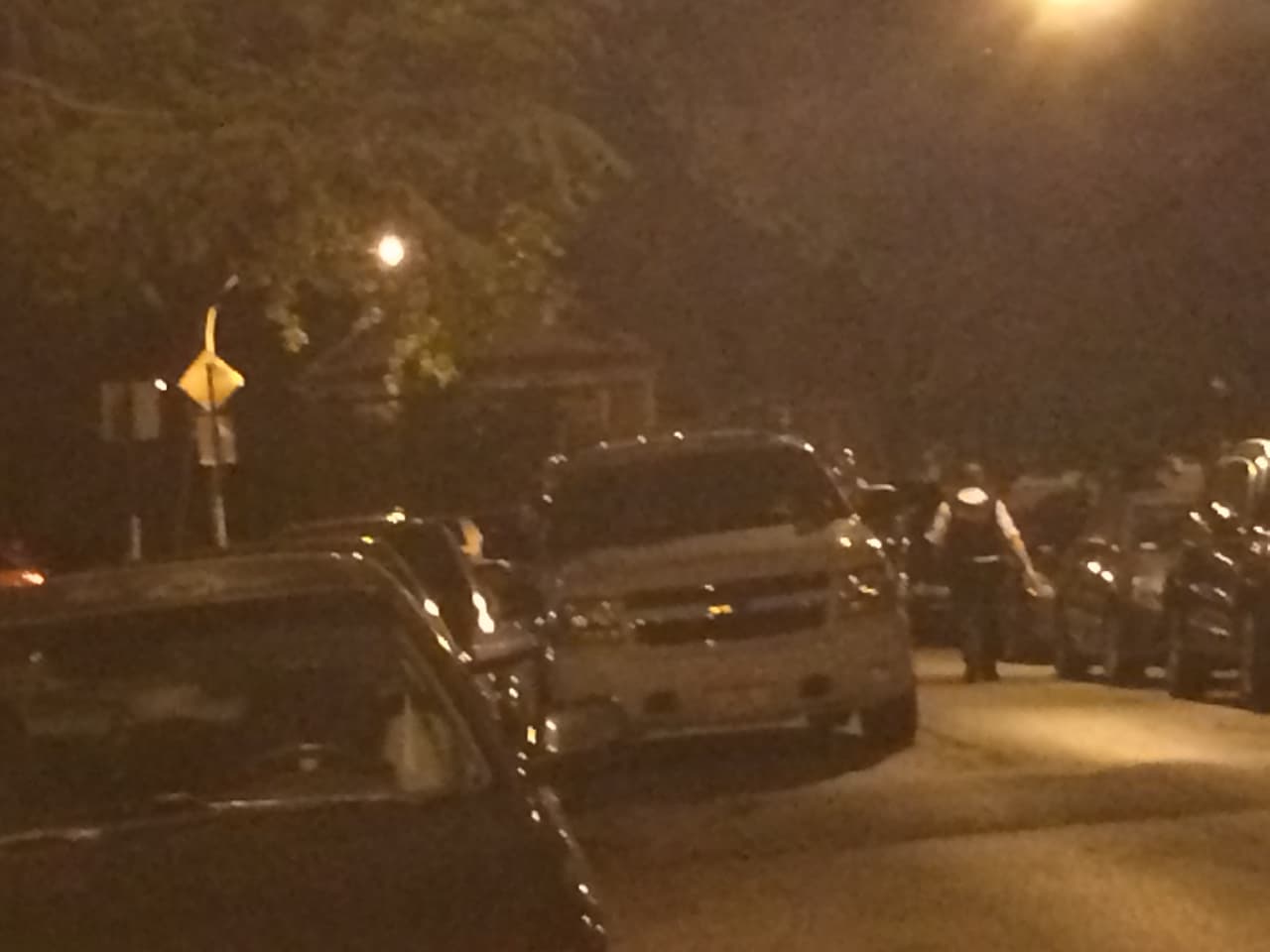 Vecinos reportaron a Univision Chicago que se escucharon alrededor de ocho balazos.