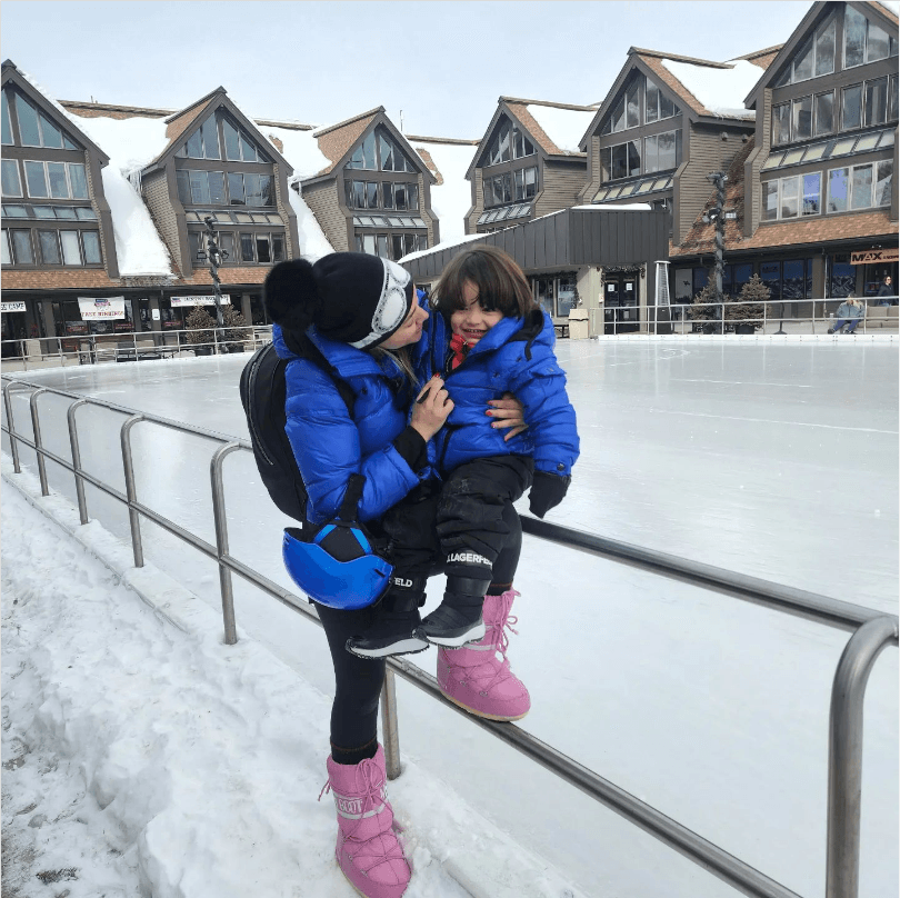 Sherlyn y su hijo, André, en sus vacaciones en la nieve
