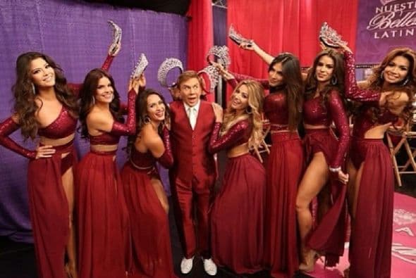 Las 7 reinas coronaron al fabuloso Osmel. ¡Bendito entre tan hermosas mujeres!