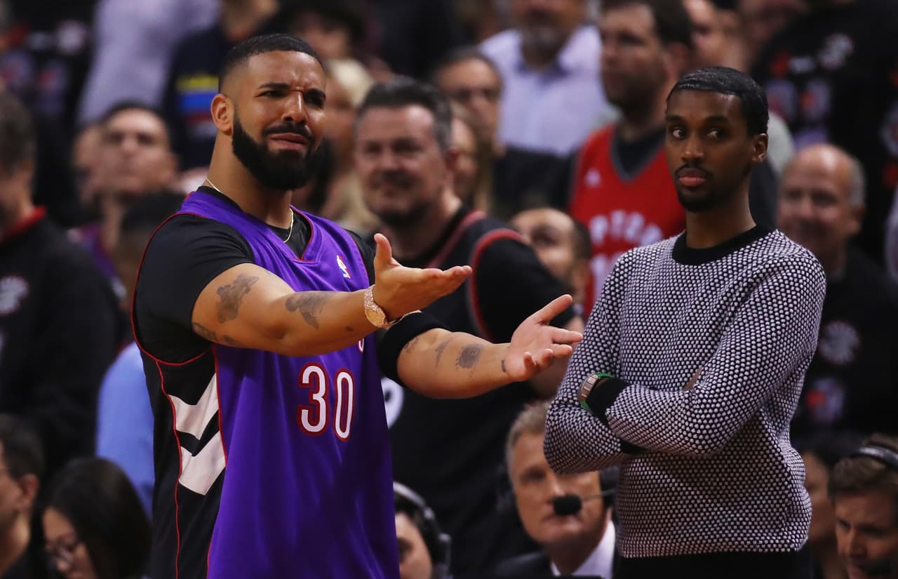 En el primer juego de la Final de la NBA, en el Scotiabank Arena, el rapero estuvo presente con una playera especial.