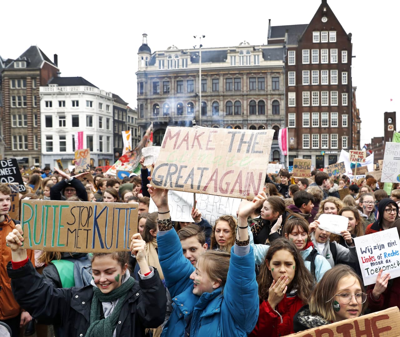 <b>Ámsterdam, Holanda.</b> Aunque las protestas han sido criticadas por algunos políticos locales, los jóvenes son apoyados por numerosos científicos y organizaciones preocupadas por la influencia de la actividad humana en el cambio climático.