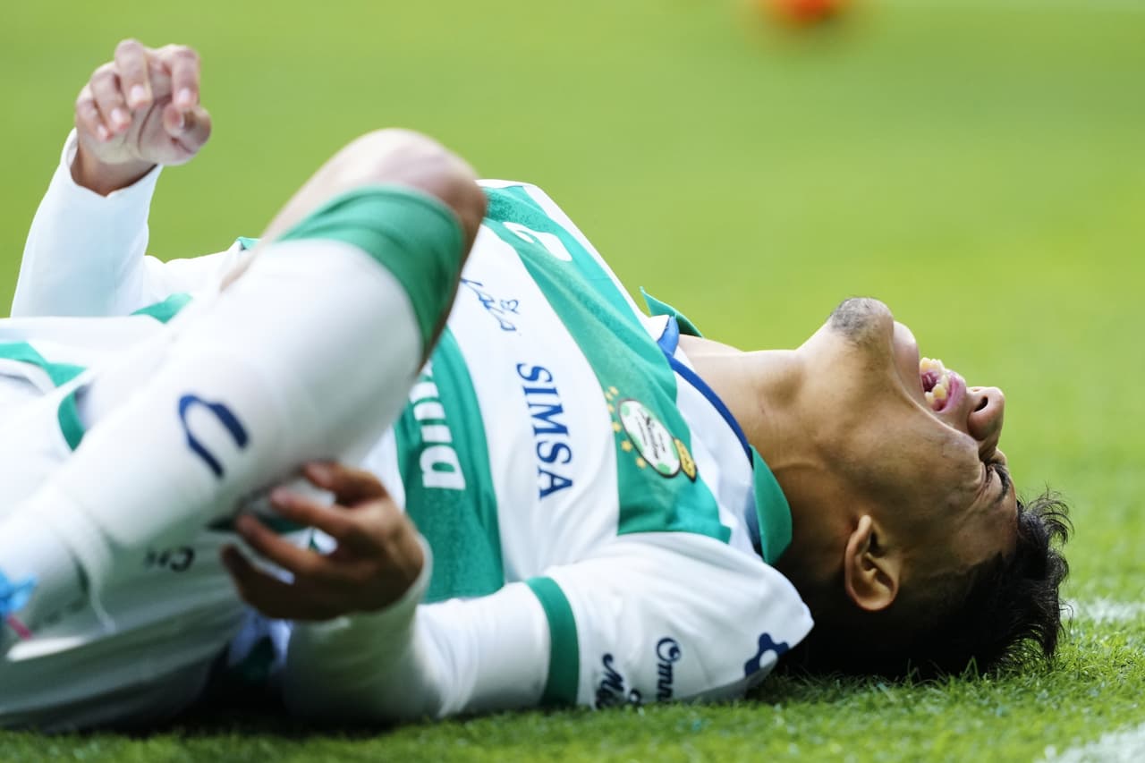 El primer tiempo en el Gigante de Acero entre Rayados y Santos Laguna tuvo de todo: errores, imprecisiones, fallos increíbles y espectáculo por parte de Carlos Acevedo.