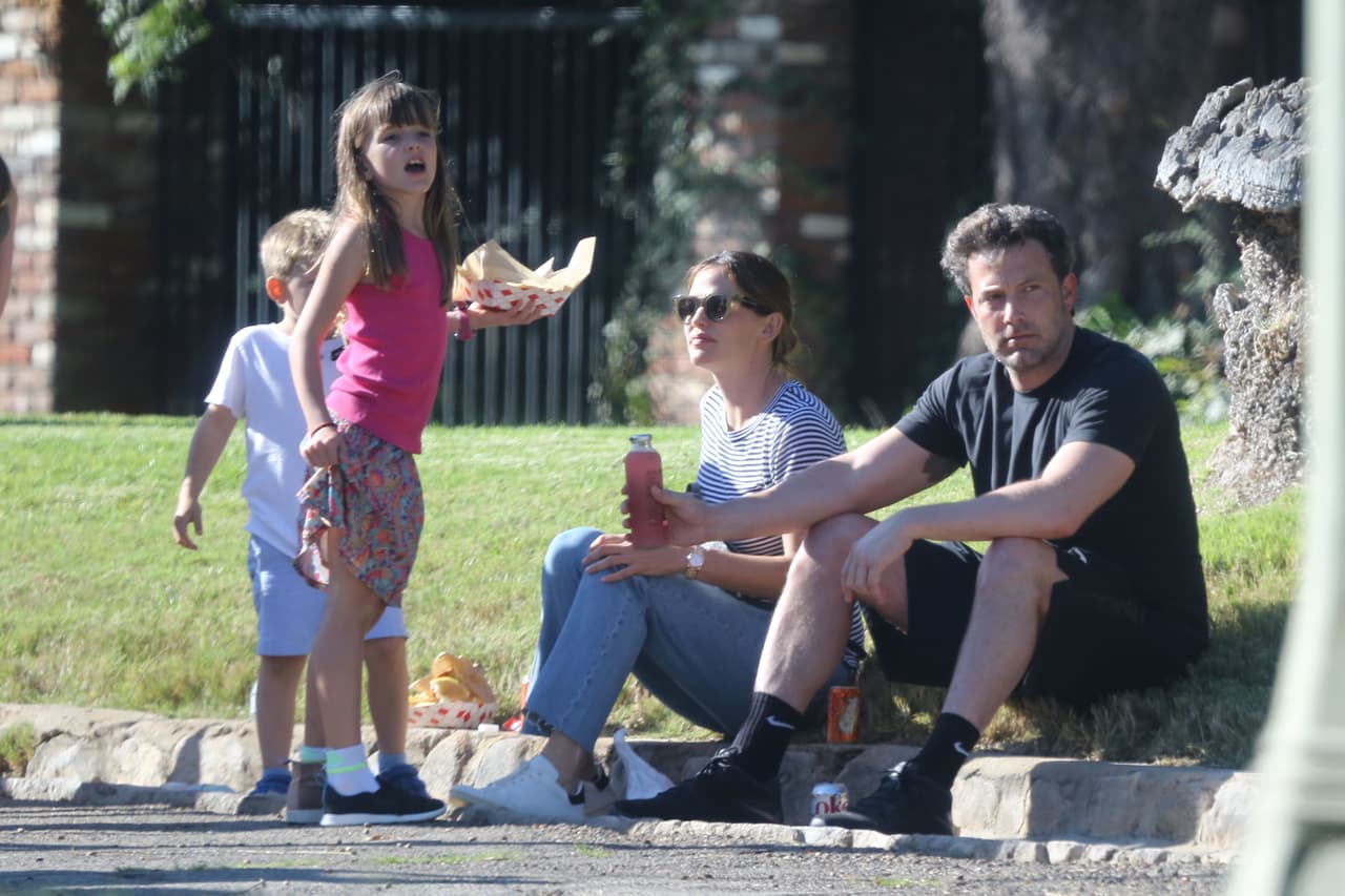 Sus hijos lucen muy contetos cuando están todos juntos.