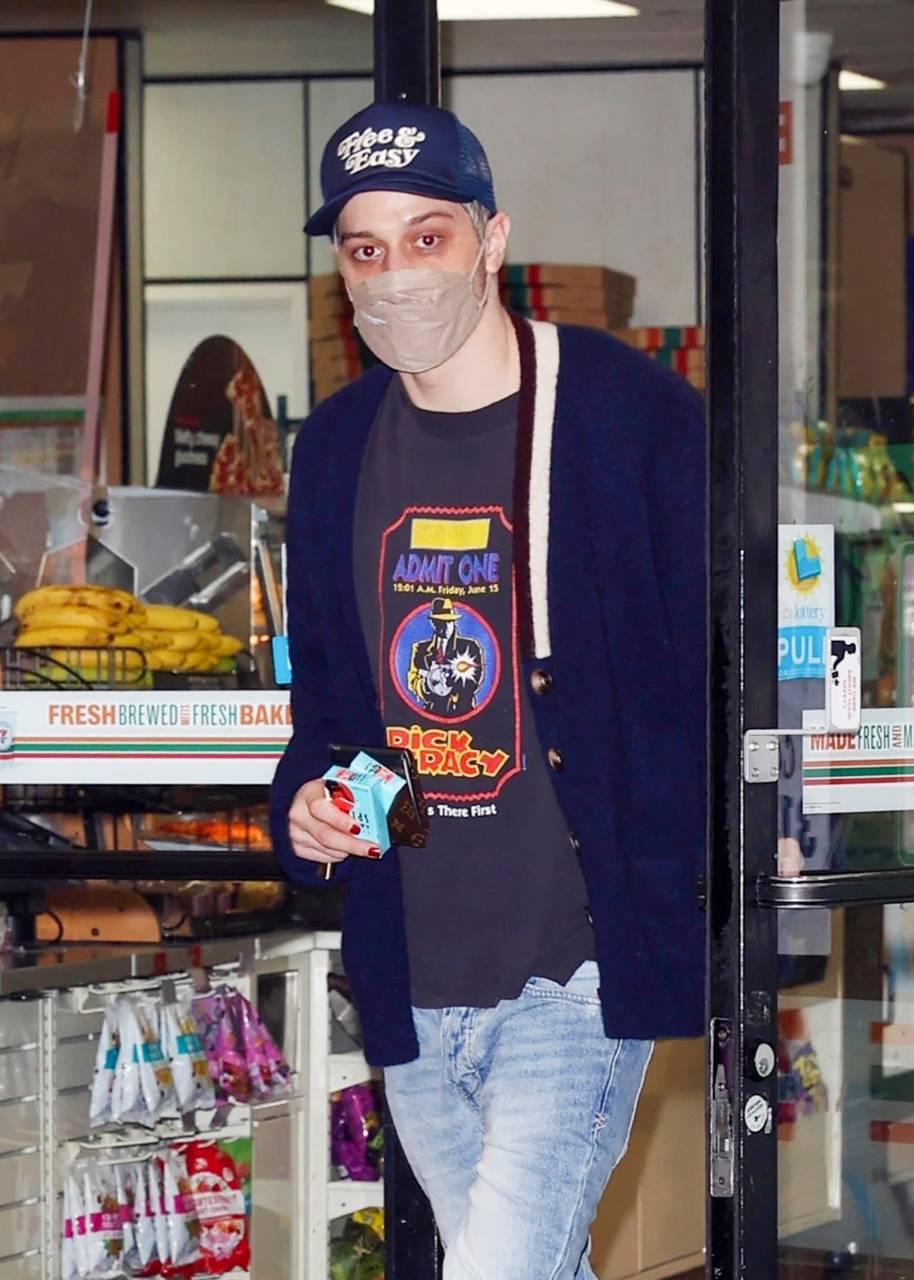 Desde que comenzaron a salir, Pete, quien ya era famoso por su trabajo en SNL, ha sido blanco de paparazzis que lo fotografían en todas partes. En esta instantánea, por ejemplo, sale de una tienda 7-Eleven después de comprar cigarrillos.