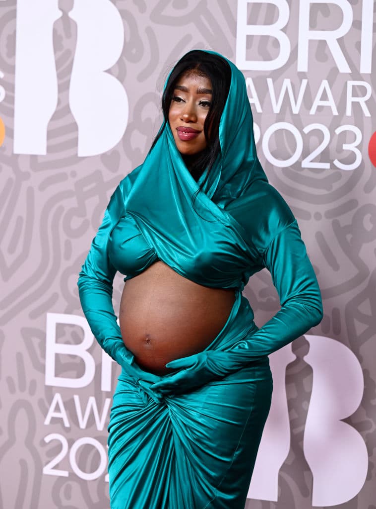 La cantautora británica 
<b>Camille Purcell</b> presumió orgullosa su pancita de embarazo.