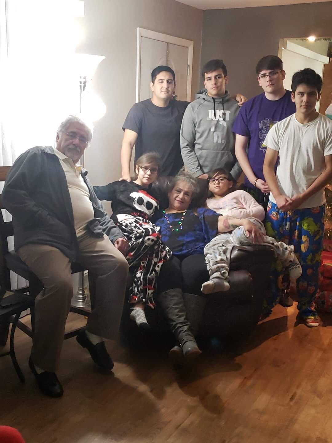 Carmen y Salvador con algunos de sus nietos en el restaurante Antojitos Carmen.