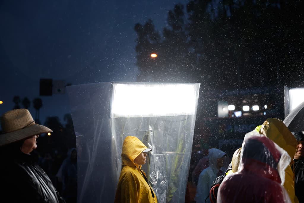 La temperatura rondaba los 58 grados Fahrenheit (14.4 grados Celsius) al inicio del desfile a las 8:00 a.m. Bandas de música, carrozas y espectadores quedaron expuestos a la lluvia durante el evento de dos horas.
