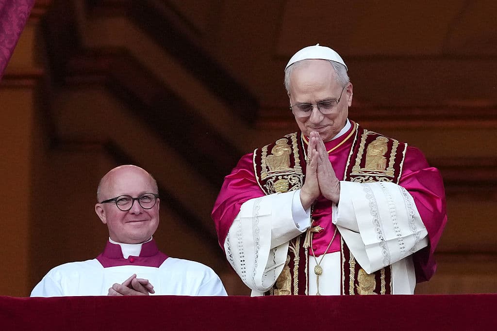 <b>León XIV fue elegido el 8 de mayo de 2025 a las 18:07 horas, convirtiéndose en el papa número 267 de la historia</b>, en un cónclave marcado por la necesidad de dar continuidad a los procesos de renovación impulsados por su predecesor, Francisco. Su elección fue vista como un signo de estabilidad y madurez institucional, ya que su perfil combinaba experiencia pastoral en contextos misioneros, liderazgo en la Curia Romana y un fuerte compromiso con la sinodalidad, lo que generó consensos entre cardenales de diferentes corrientes dentro de la Iglesia.