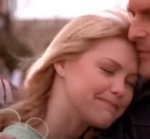 <b>Lisa Stahl, mamá de Cody</b>
<br>A pesar de que no era la madre biológica del triton, siempre se comportó como si lo fuera. Fue uno de los personajes a los que más les dolió que Cody decidiera irse al océano con su mamá sirena.
<br>