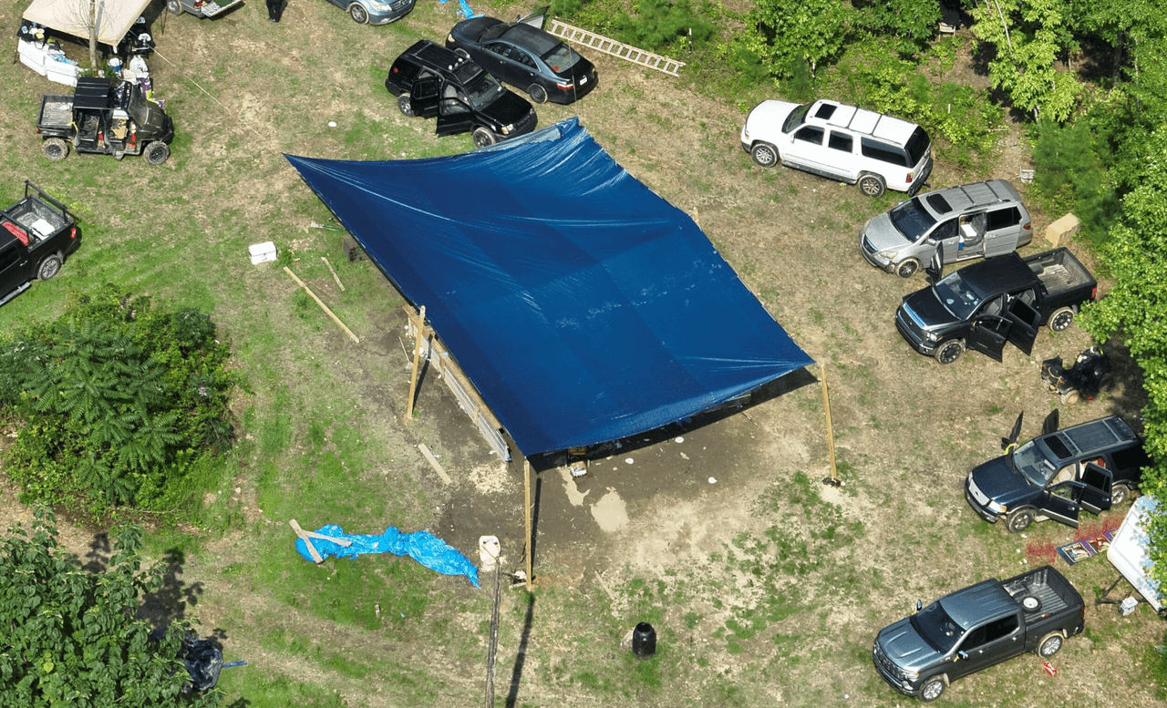 No se informaron los nombres, pero 
<b>cuatro de los arrestados </b>tienen órdenes de detención del Servicio de Inmigración y Control de Aduanas de los Estados Unidos (ICE) y 
<b>un quinto</b> enfrenta una orden de detención del Departamento de Seguridad Nacional de los Estados Unidos.