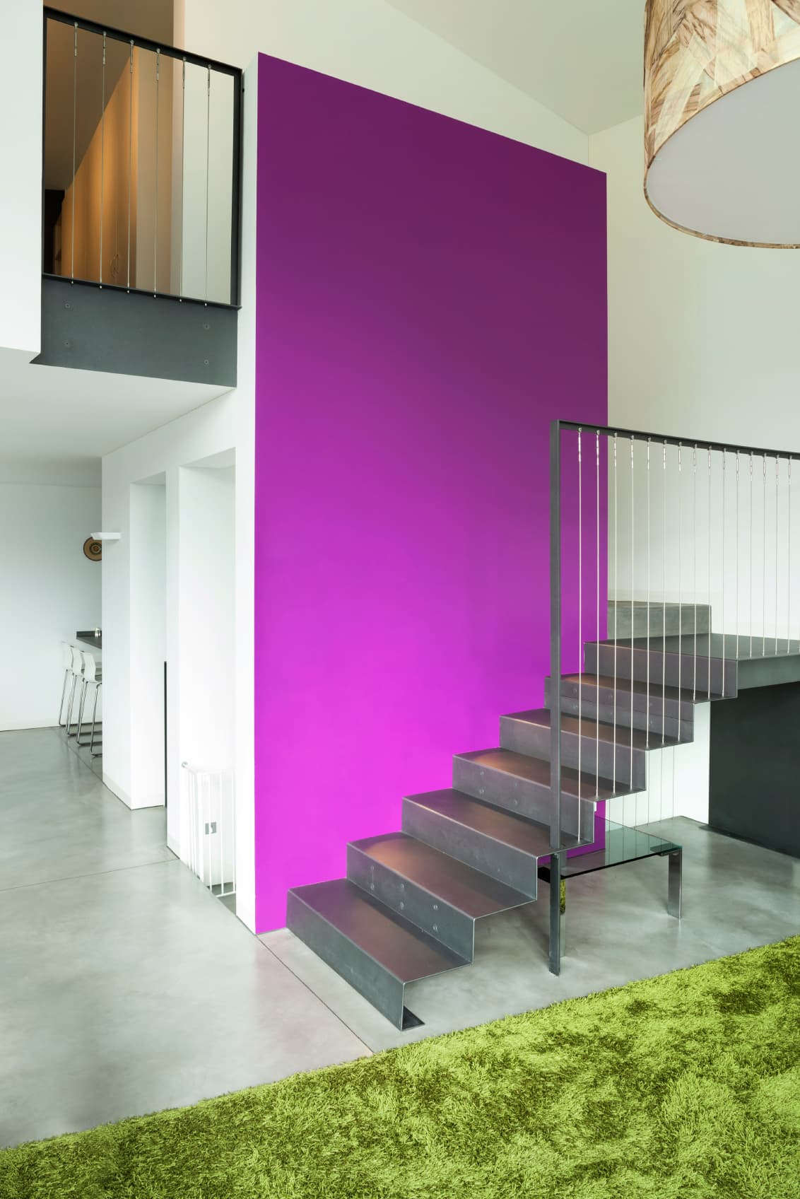 También puedes optar por jugar con los colores en las paredes de tu casa y combinar un color intenso con otro en tono neutro.