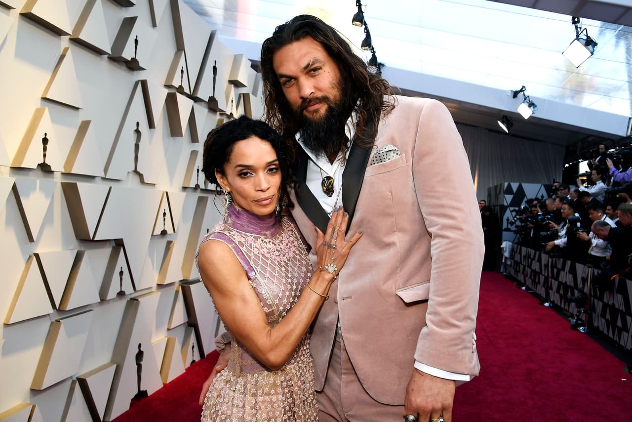 <h2 class="cms-H2-H2">Jason Momoa y Lisa Bonet </h2>
<br>El actor de 'Aquaman' y la actriz Lisa Bonet iniciaron su historia de amor en 2005 y tras 12 años de noviazgo se casaron.