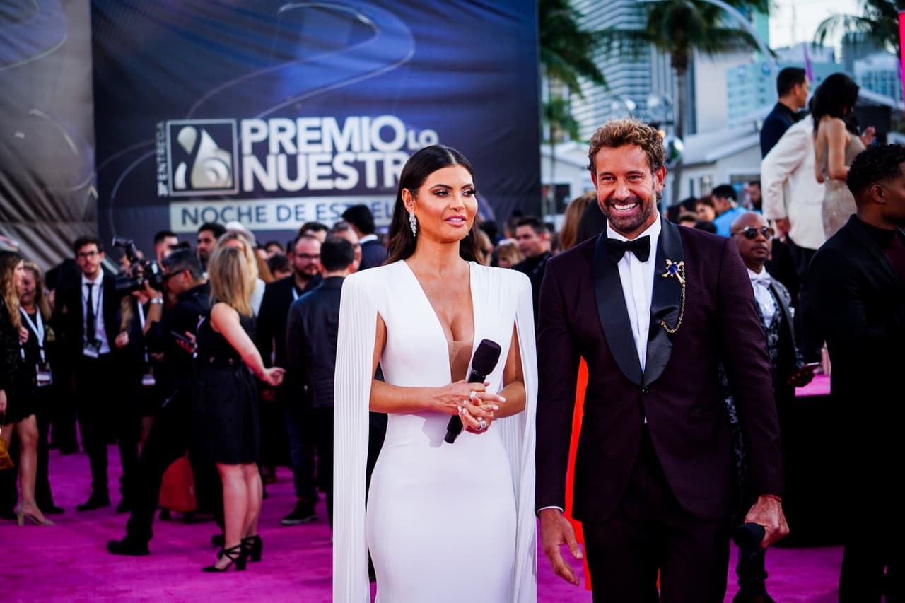 El actor mexicano fue uno de los presentadores junto a Chiquinquirá Delgado y aprovechó las cámaras para enviar un mensaje a sus hijas: Elissa Marie y Alexa Miranda.
<br>