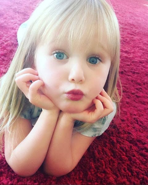 Por otro lado, a Alexa Miranda le gusta cantar y bailar, pero en una ocasión también 
<b><a href="https://www.univision.com/famosos/la-hija-menor-de-geraldine-bazan-hace-su-primera-escena-de-llanto-como-actriz-el-talento-esta-en-sus-venas-video">protagonizó una escena con Geraldine Bazán</a></b> en su cuenta de Instagram, por lo que no sería raro que decidiera seguir los pasos de sus padres.
<br>