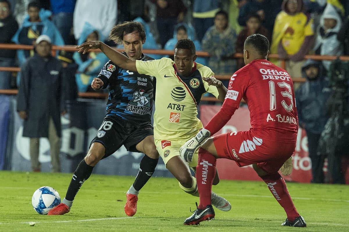 El delantero colombiano del América, Andrés Ibargüen (centro), buscó ampliar la ventaja para el América.