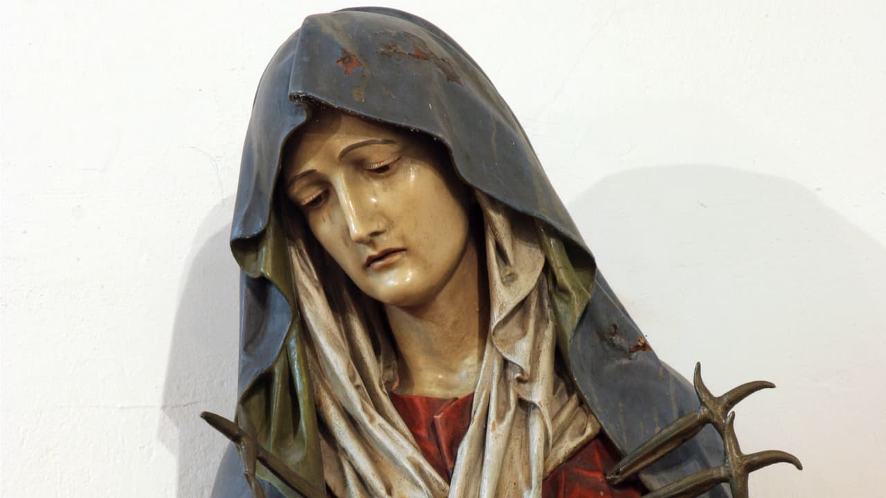 Esta Virgen de Dolores usualmente es representada entonces como una mujer triste, a veces de pie, otras sentada o de rodillas, o con las siete dagas clavadas en el pecho. Pero la diferencia con otras Vírgenes es que se acostumbra añadirle a estas efigies elementos que aluden al sufrimiento que padeció, con lágrimas y dolor ante la muerte de Jesús.