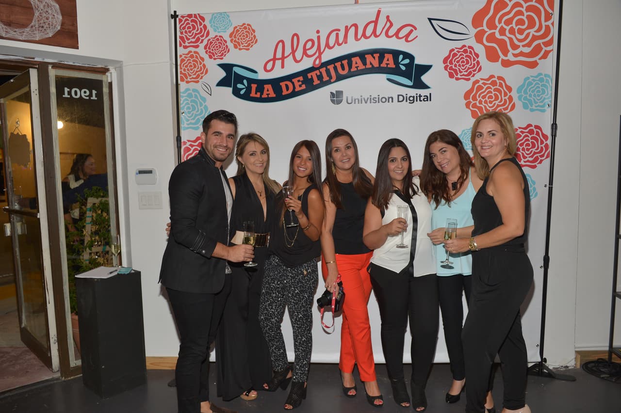 Hace unos días había hablado de un proyecto muy especial y finalmente pudo presentar a #AleLaDeTijuana frente a un grupo de amigos y colegas. Los presentes disfrutaron de la webserie entre risas y lágrimas. 
<a href="http://www.univision.com/shows/la-banda/aleladetijuana-revela-como-cruzo-la-frontera-video" target="_blank"><b>Aquí puedes ver el primer capítulo</b></a>.