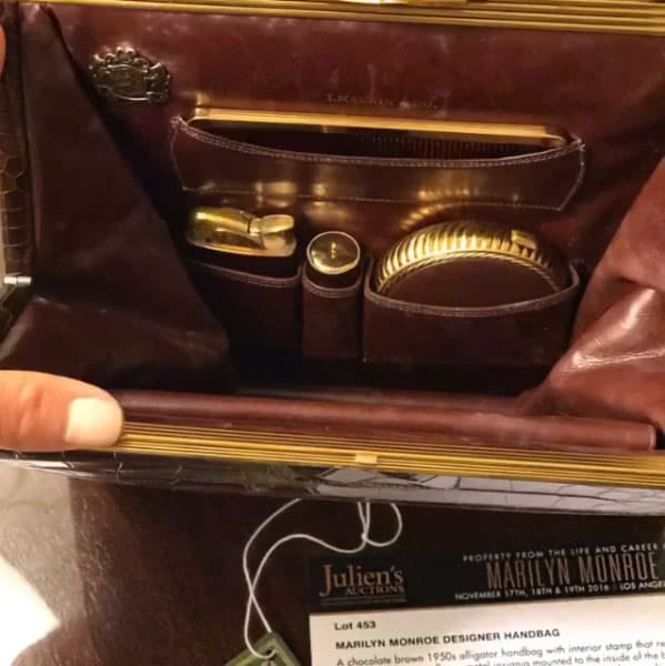 Con gran emoción Thalía presumió su regalo en Instagram: "¡Solo cuando uno es fan puede entender el grado de locura! Tommy me regaló en esta Navidad un bolso de la única e inigualable @marilynmonroe que fue subastado en estas navidades".