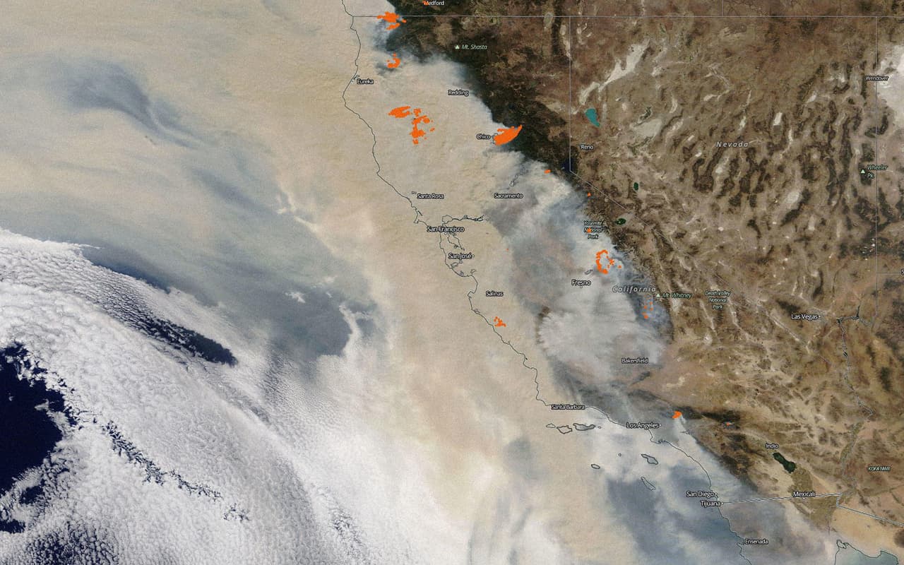 La costa de California de norte a sur bajo el humo de los incendios. Más de 14,000 bomberos combaten unos 28 fuegos considerados grandes a lo largo del estado más poblado del país.