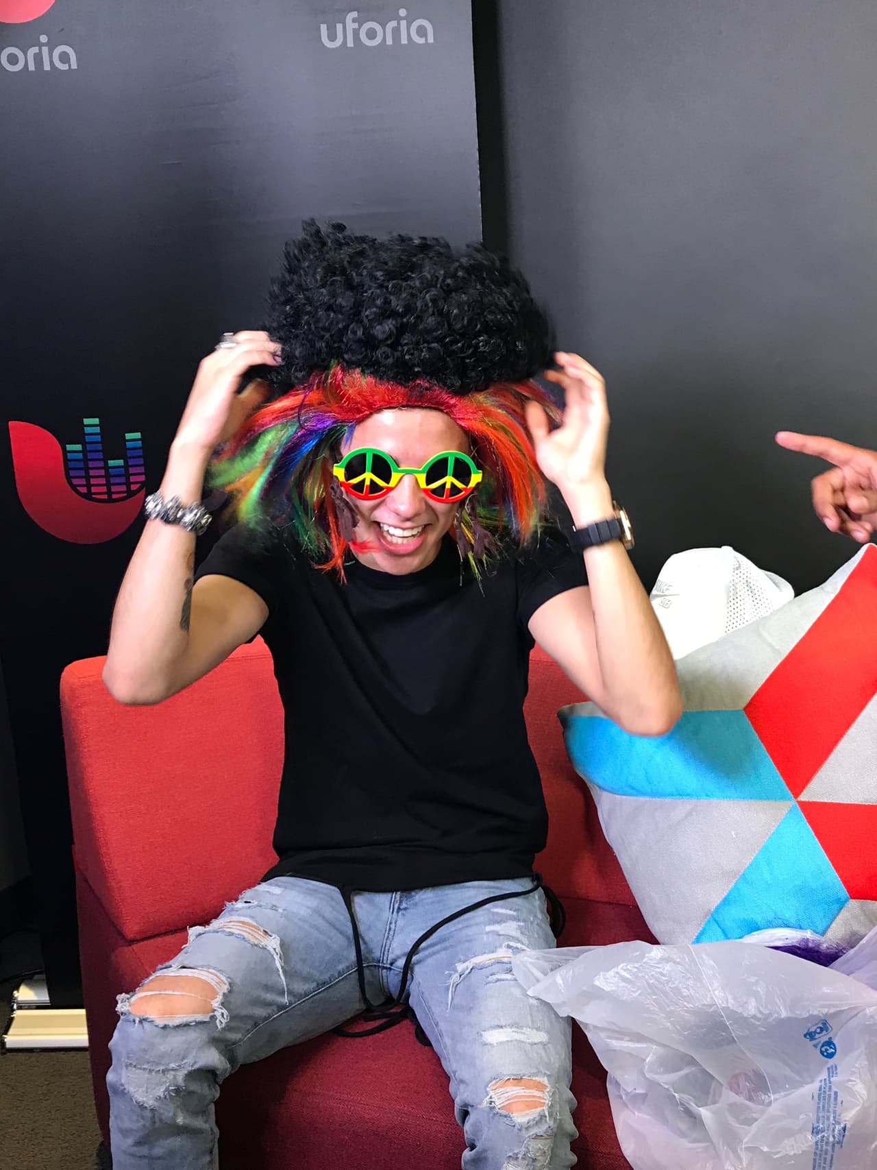 Así se divierte Mario Bautista durante sus entrevistas.