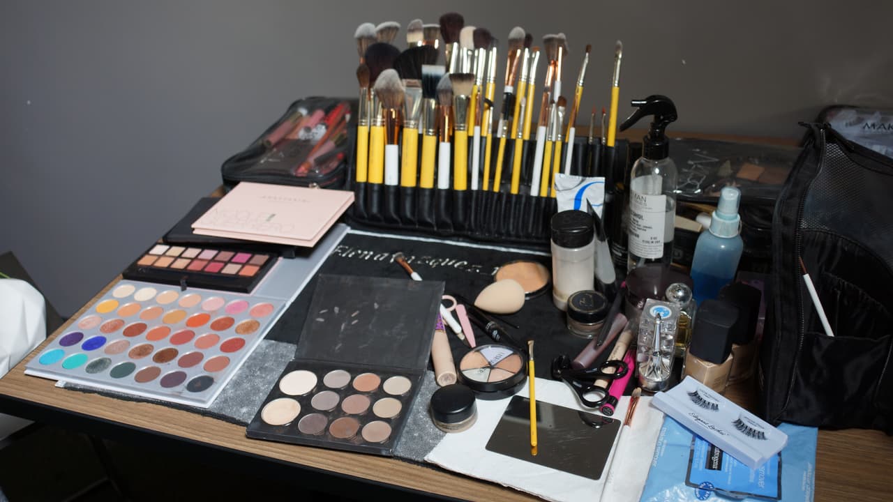 El Tambochi pago la apuesta contra El Compa Ivan cambiando de 'look' por un día.