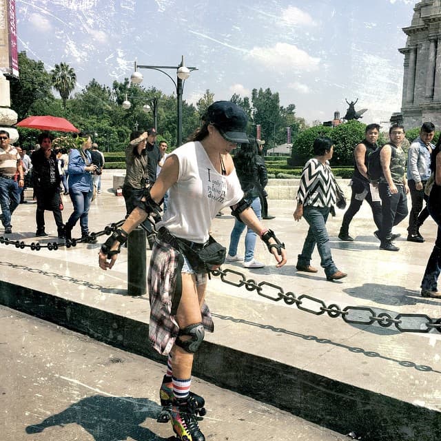 Como a cualquier muchacha, también le gusta salir a pasear ¡en patines!