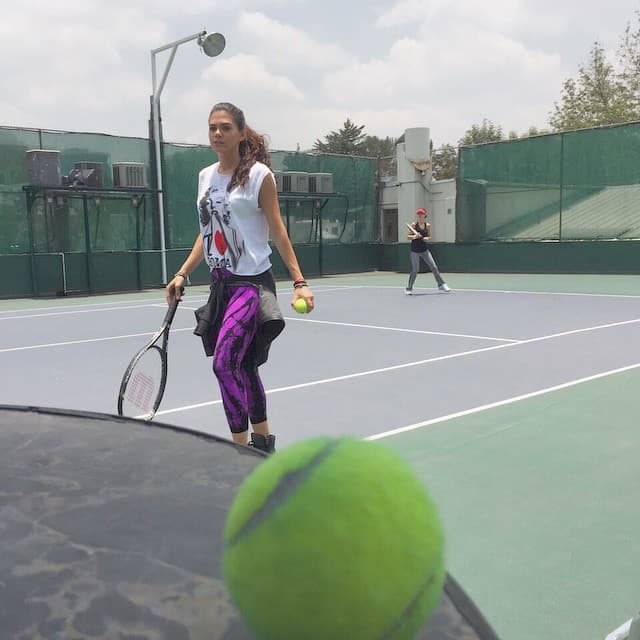 Y jugar tenis, hobbie en el que José Ron tiene mucho que ver, pues también es su instructor favorito.