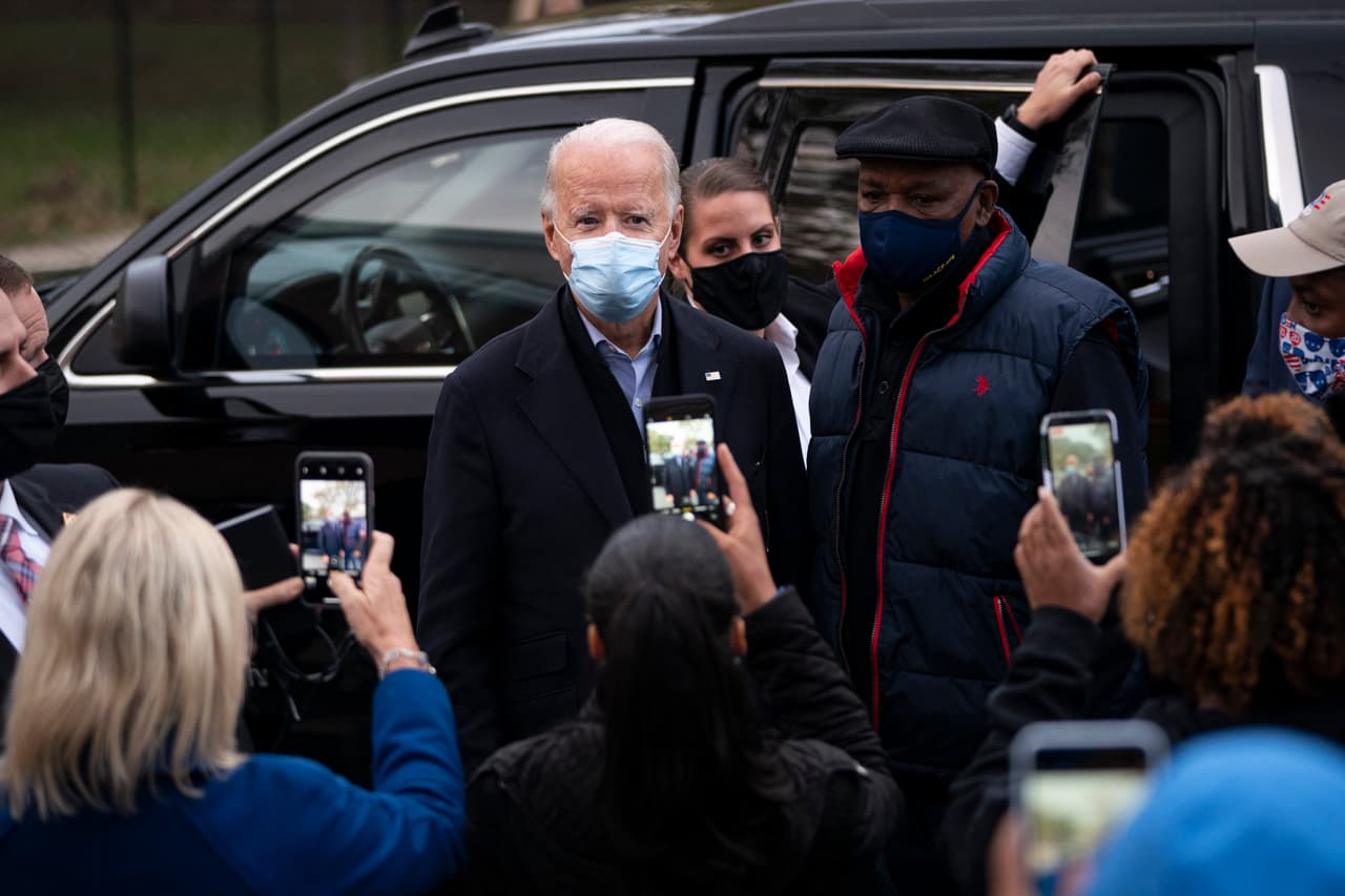 El candidato presidencial demócrata Joe Biden conversa con personas en Wilmington, Delaware, el 3 de noviembre del 2020.