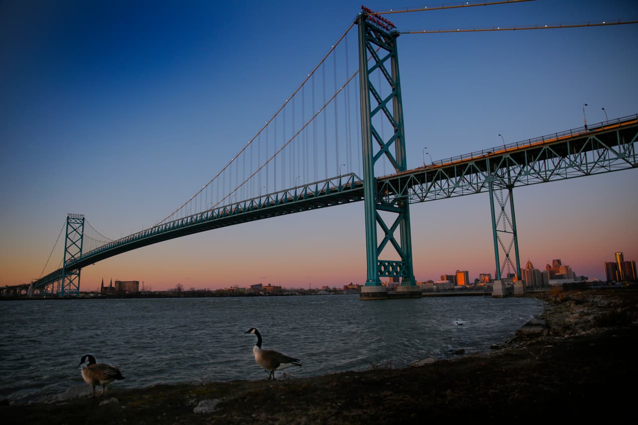 La ciudad canadiense que construirá un puente con EEUU al tiempo que Trump levanta su muro con México