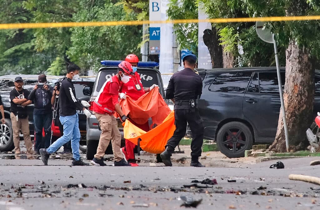 En el exterior del edificio se encontraron restos de cuerpos mutilados por la explosión, al parecer de los atacantes, que se explotaron intentando irrumpir con la moto en la iglesia.