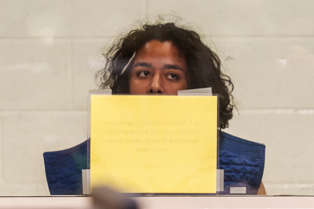 Al norte, a unas 70 millas de distancia de Los Ángeles, el hispano 
<b>Kevin Cataneo Salazar</b> fue trasladado a la corte Michael Antonovich Antelope Valley, en Lancaster. Allí 
<b><a href="https://www.univision.com/local/los-angeles-kmex/kevin-salazar-locura-rechaza-ser-asesino-policia-ryan-clinkunbroomer-california" target="_blank">se declaró "no culpable" del asesinato del agente Clinkunbroomer. A través de sus abogados alegó "demencia"</a></b>.