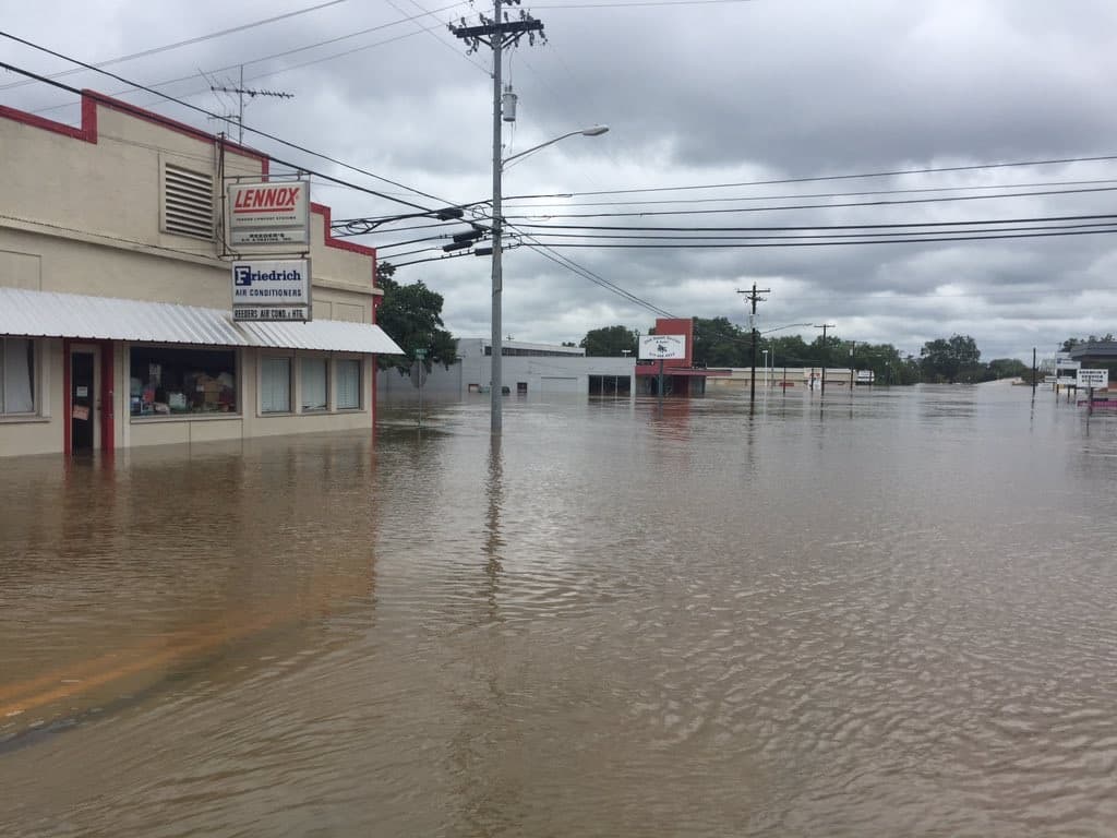 El Servicio Nacional de Meteorología muestra que se espera que el Río Colorado aumente su nivel hasta 54.5 píes la tarde de este lunes. El nivel record es de 56.7 pies.