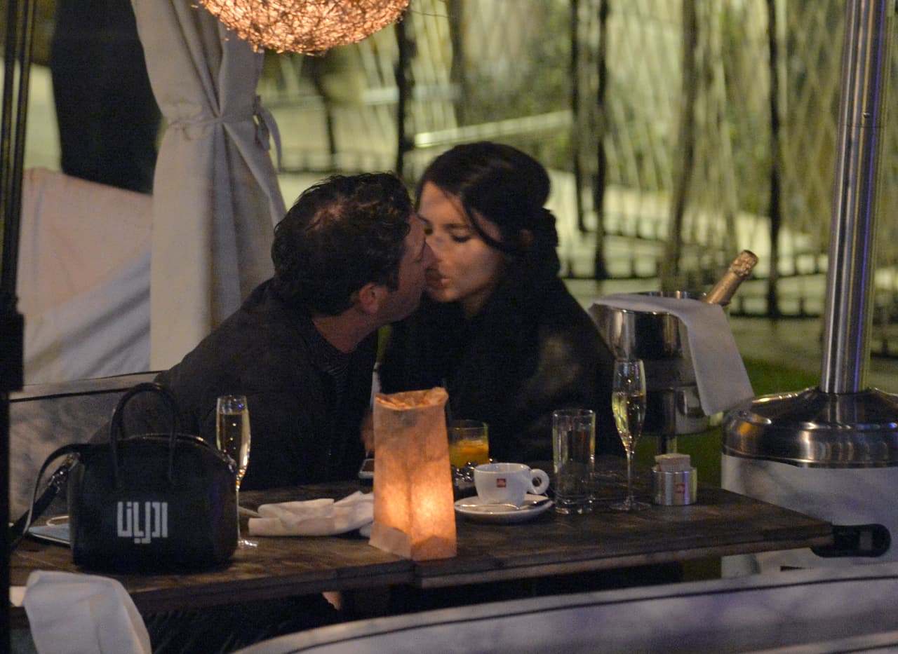 Adriana Lima rompió con el receptor de New England Patriots Julian Edelman hace sólo una semana. Sin embargo, se le vio besándose en un restaurante con el chico malo de los muchachos de Nueva York Mitch, Matt Harvey. Estas son las primeras fotos de la nueva pareja. La pareja llegó en yate y cenaron y tomaron champán por horas en el River Yacht Club el 15 de marzo de 2017, en Miami, Florida.
