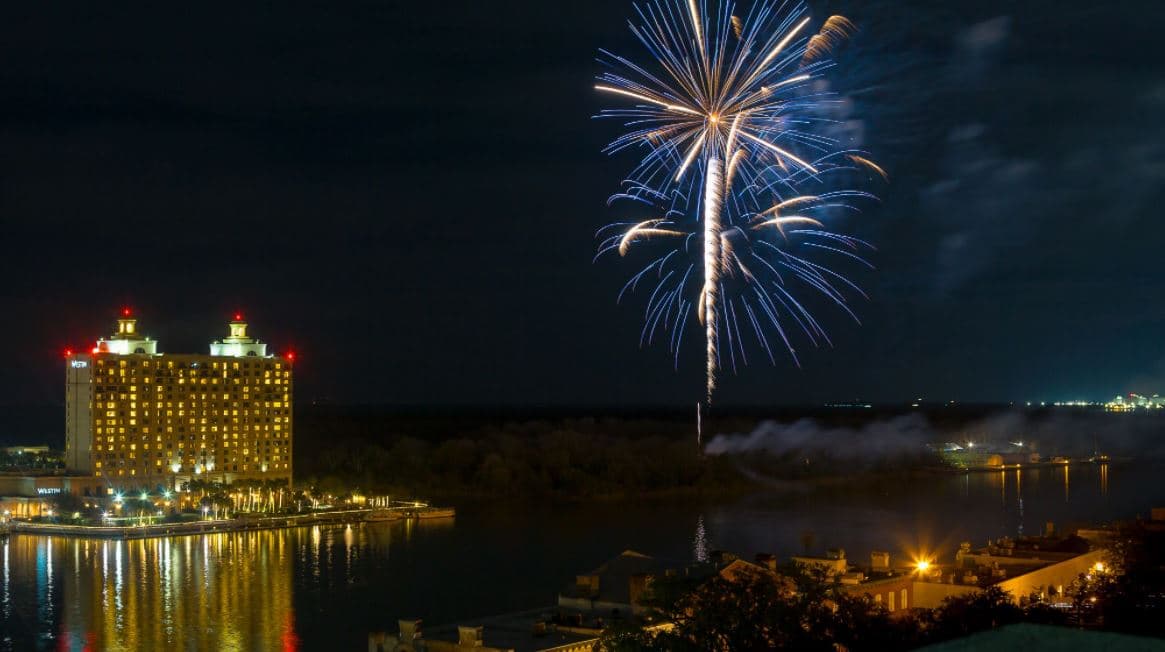 <b>Disfruta de la Savannah River Street Celebration. </b>Únete a la celebración en Savannah en River Street con un fin de semana lleno de festividades con comida, bebidas, música y actividades familiares. El 4 de julio se llevará a cabo el Freedom Floats Boat Parade entre las 3:30 y las 5 p.m. El día culmina con un gran espectáculo de fuegos artificiales sobre el río Savannah a partir de las 9:15 p.m.