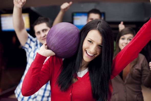 Puedes jugar en cualquier época del año. Refúgiate del intenso calor, del frío o del aburrimiento de un día lluvioso, dentro de una pista de ‘bowling’.
