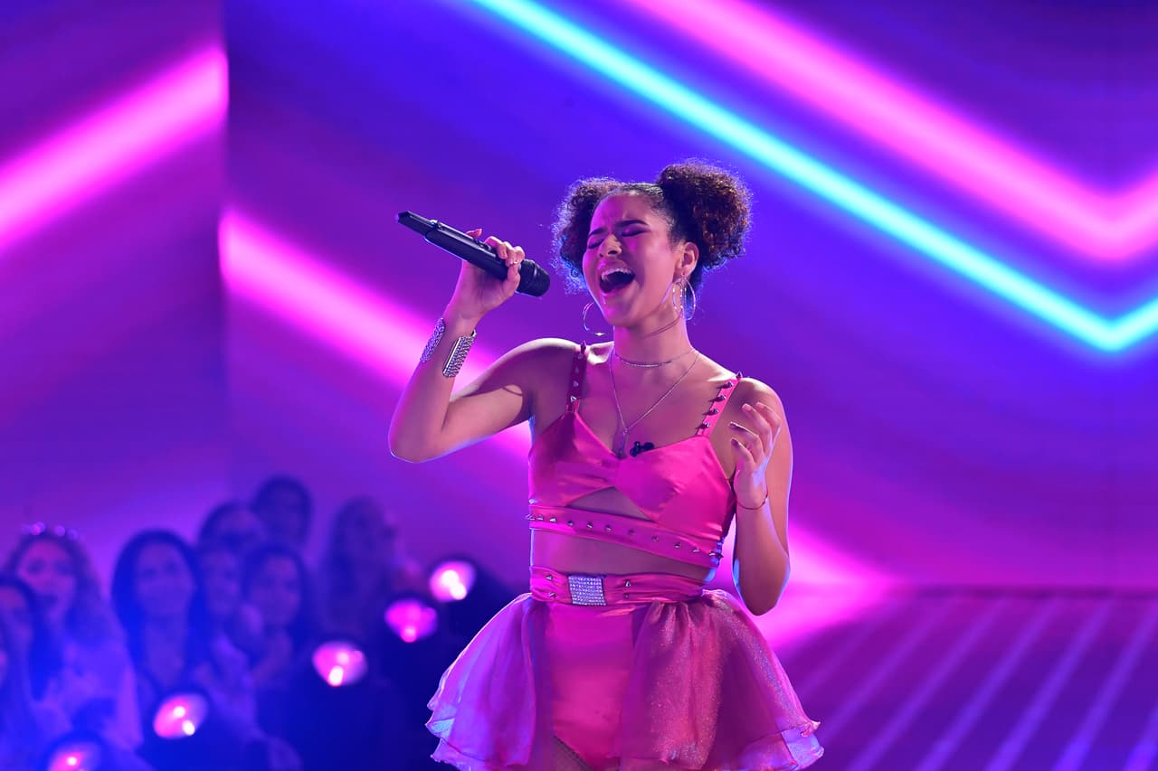 Olga Tañón le dijo emocionada: "¡Qué sorpresa nos estás dando. Estás bien monstrua, como diríamos en mi país". Aimée aprovechó para dedicar su presentación a Ecuador.