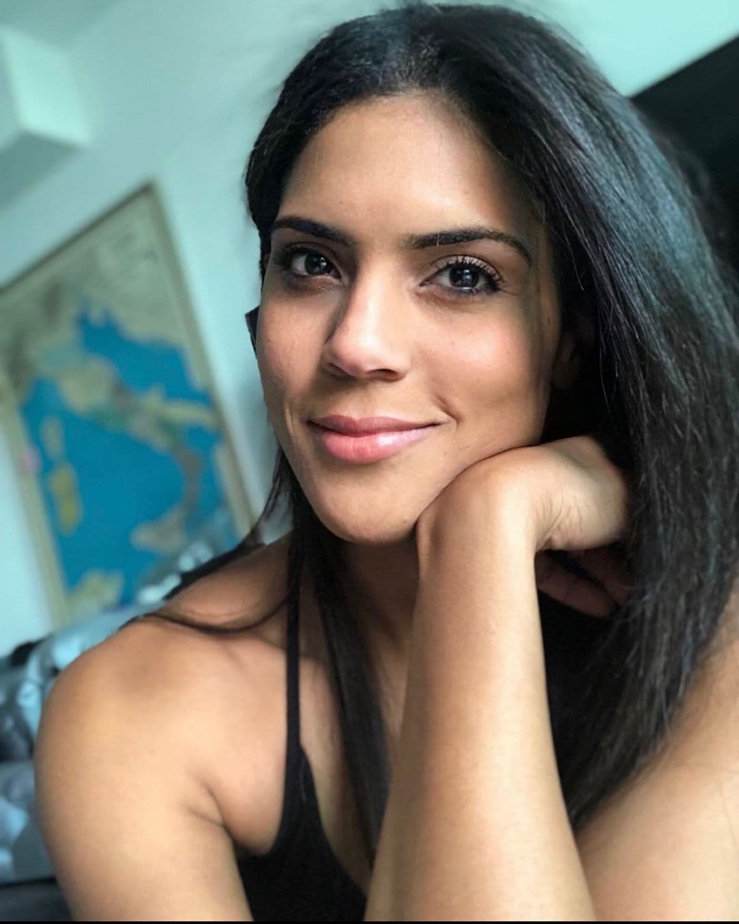 A través de las redes sociales, la conductora dominicana agrega contenido en el que explica que la belleza no solo es exterior y les hace llegar a las mujeres mensajes positivos y motivacionales, algunos de ellos los comparte con imágenes que la muestran completamente al natural.