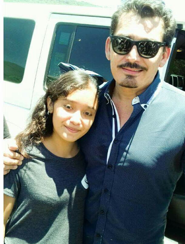 Hasta se tomó fotos con los niños, como aquí con su sobrina América Figueroa. A leguas se notó que José Manuel, tiene problemas con los hermanos de su padre.