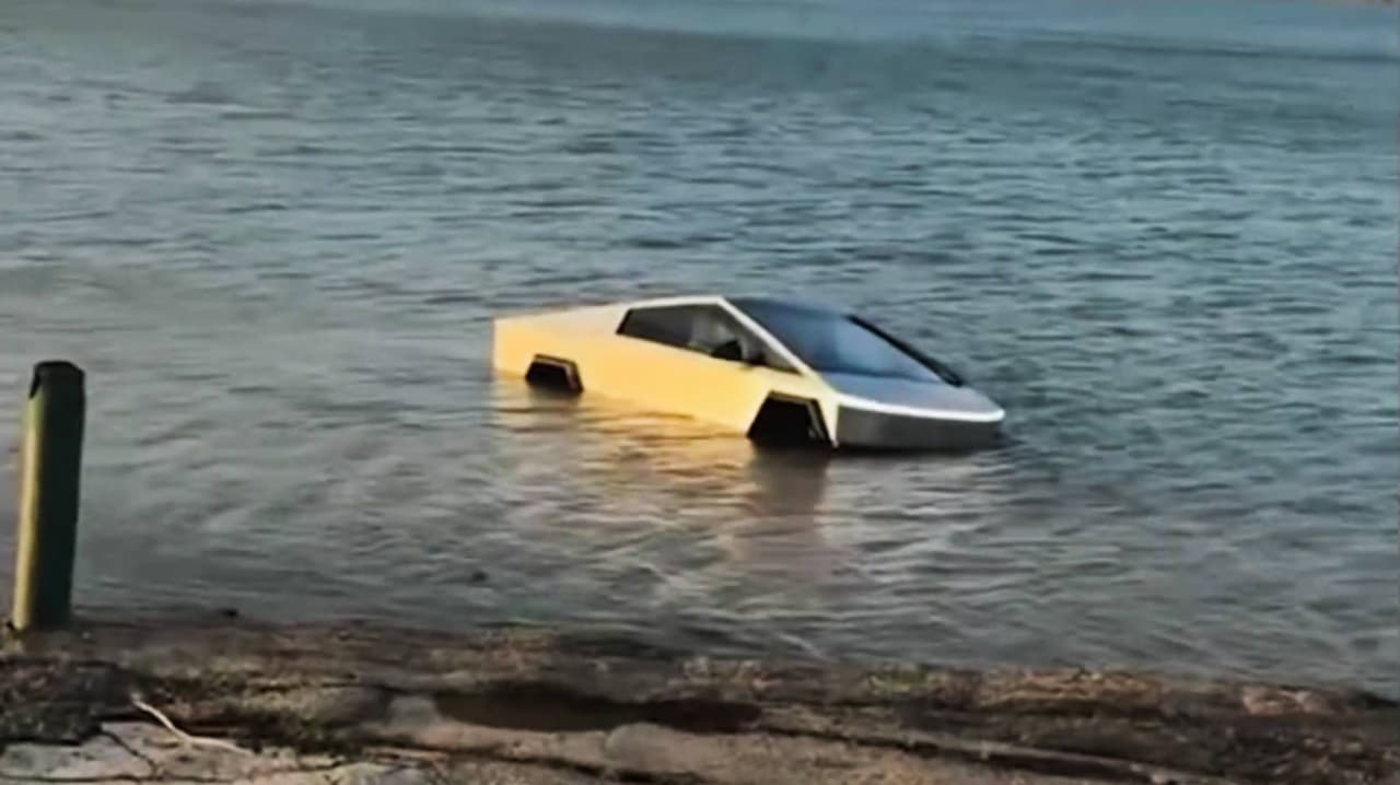 Hombre mete Cybertruck al lago Grapevine para probar función de Tesla