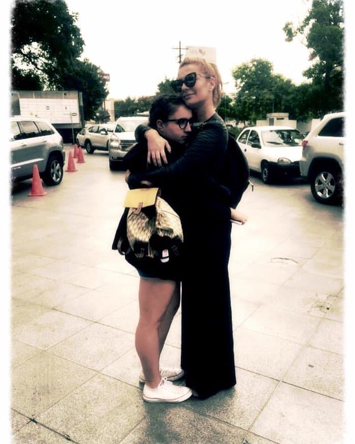 Recordó que, cuando su hija le avisó que un seno le dolía, pensó que era porque "los adolescentes se quejan de todo", sin embargo, en un chequeo médico, el doctor les dijo que la tenían que operar al día siguiente.