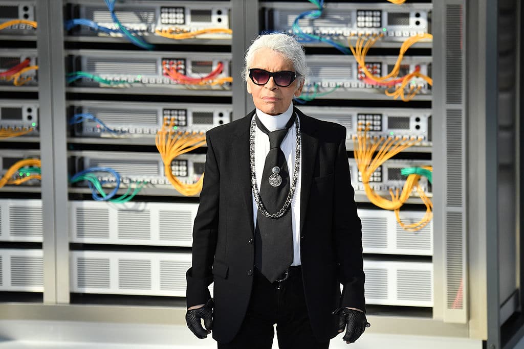 <b>Karl Lagerfeld</b>, el excentrico y popular diseñador de moda, además director de la firma Chanel, falleció el 19 de febrero del 2019 a sus 85 años, por complicaciones de su salud.
