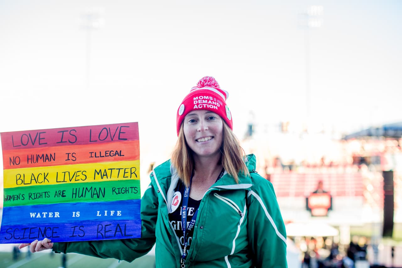 "Amor es amor, ningún ser humano es ilegal, las vidas de los afroamericanos importan", algunos de los mensajes que preparó Elizabeth Becker de
<a href="https://momsdemandaction.org/">Moms Demand Action</a>, un grupo que trabaja para acabar con la violencia causada por las armas.