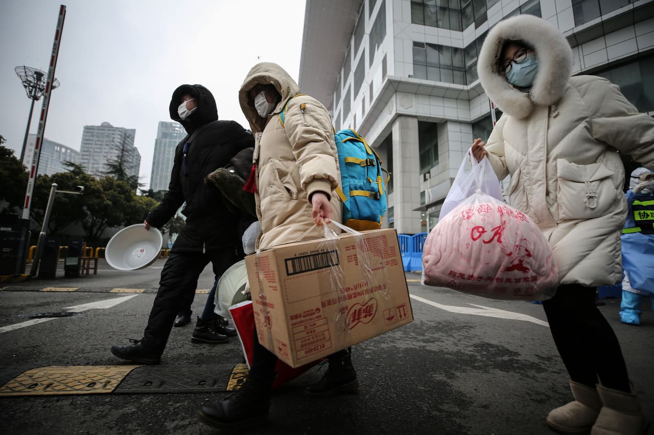 En Estados Unidos se han reportado cerca de 3,800 casos. Hay miles de escuelas cerradas, y conciertos y eventos deportivos fueron cancelados. Se espera que estas medidas se amplíen, tal como sucedió en China, para poder contener la expansión de la enfermedad. En la fotografía, tomada en Wuhan el 9 de marzo, un grupo de pacientes recuperados luego de ser dados de alta en Wuhan.