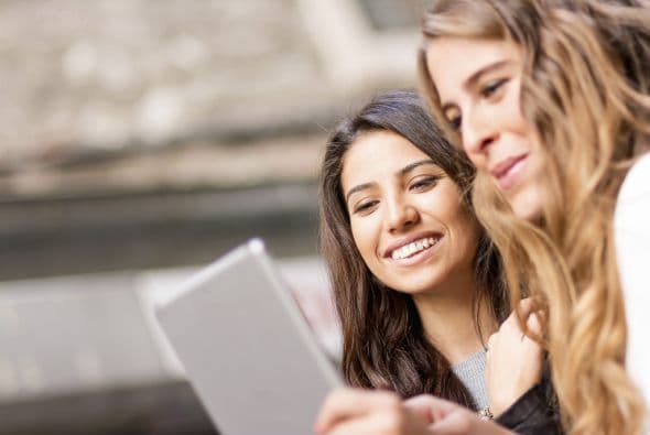 Cultiva tus relaciones. Además de hacerte feliz, los vínculos fuertes con tu familia y amigos podrían ayudarte a vivir más, explica Sonja Lyubomirsky, profesora de psicología de la Universidad de California en Riverside, en el sitio Everyday Health.