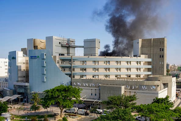 Columnas de humo salían la mañana de este juegves del hospital Soroka en Beersheba, al sur de Israel, impactado por un ataque iraní.