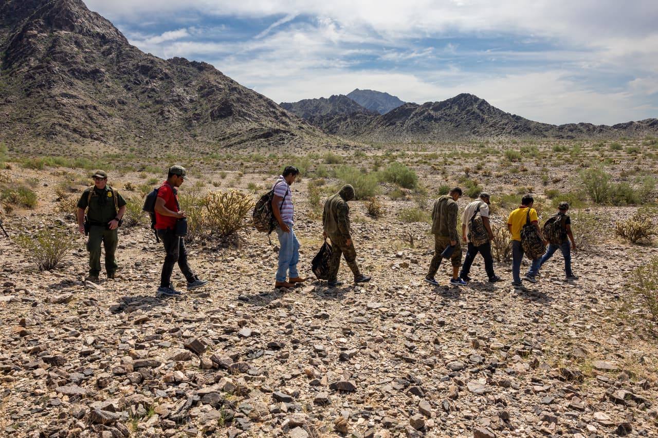 Este grupo de inmigrantes cruzó cerca del Monumento Nacional Organ Pipe National en Arizona.