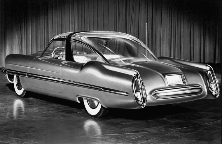 <h3 class="cms-h3-H3"><b>Ford XL 500 1953</b></h3>
<br>
<br>Ford inició su coqueteo con la era del jet con este prototipo que contaba con cuatro gatos hidráulicos, uno bajo cada rueda (como el Mach 5 de Meteoro), y un teléfono en la cabina. El XL 500 muestra una característica que se hizo una constante en estos prototipos futuristas, una 
<b>cabina envolvente transparente</b> estilo invernadero, que eran necesarias para los pilotos de jet militares para tener una visibilidad total que les permitiera ver al enemigo o hacer piruetas en el aire, pero que eran totalmente innecesarias e inconvenientes en un vehículo terrestre en el que es necesaria la protección contra el sol después de los primeros 15 minutos de uso diurno.