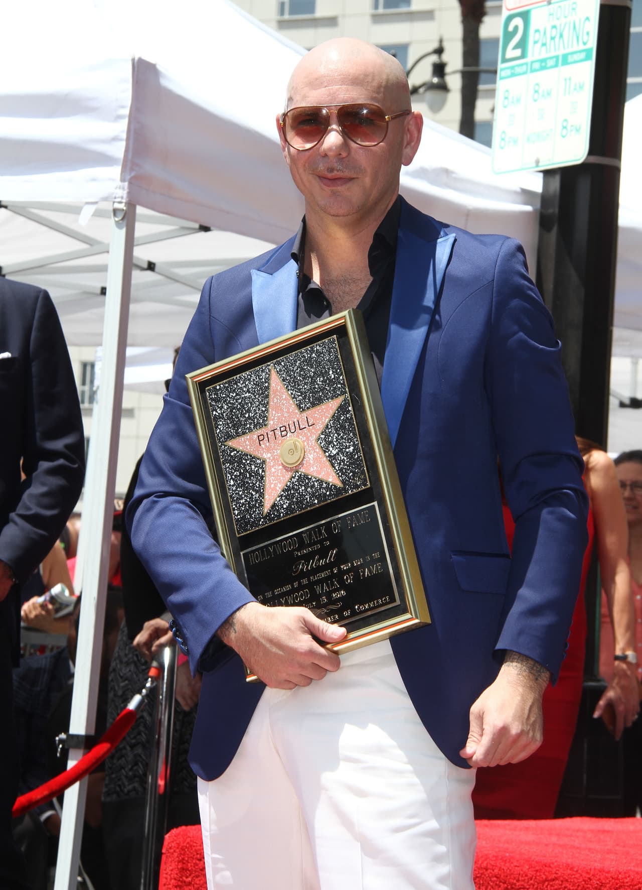Pitbull recibiendo su estrella en Hollywood.